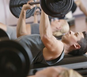 desarrollar masa muscular. más peso o más repeticiones