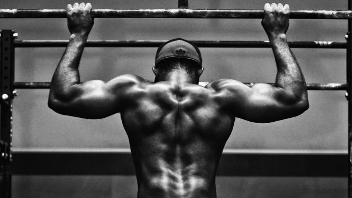 Entrenar la espalda no solo se trata de lucir un físico equilibrado, sino que implica una serie de beneficios que impactan a nivel postural, funcional y en el rendimiento deportivo. La musculatura dorsal es clave para movimientos cotidianos, actividades deportivas y para mantener la salud de la columna vertebral. A continuación, profundizamos en los beneficios de fortalecer esta zona y cómo impacta de manera positiva en diferentes aspectos de la vida y el entrenamiento físico. Beneficios de fortalecer la musculatura dorsal Una espalda fuerte ayuda a estabilizar el cuerpo en movimientos básicos como cargar objetos, levantar pesas en el gimnasio y realizar actividades diarias con mayor facilidad y menor riesgo de lesiones. La mejora en la fuerza dorsal también contribuye a una postura más erguida, evitando dolores en la zona lumbar y cervical causados por malas posturas prolongadas. Además, un trabajo adecuado en la espalda permite equilibrar el desarrollo muscular y contribuye a una estética dorsal armoniosa, complementando otros grupos musculares como el pecho y los hombros, logrando así una figura más simétrica y proporcional. Prevención de lesiones y mejora postural Una musculatura dorsal robusta actúa como soporte para la columna vertebral, ayudando a prevenir lesiones que puedan surgir por sobrecargas o movimientos incorrectos. La postura viciosa, común en personas sedentarias o que realizan esfuerzos repetitivos, puede corregirse con una rutina adecuada centrada en fortalecer la espalda. Por otra parte, incorporar rutinas para espalda en el gimnasio fomenta la conciencia corporal y la alineación postural. Gracias a ello, al finalizar la rutina, los deportistas experimentan menos molestias y disfrutan de una mejor salud en general, evitando patologías a largo plazo. Impacto en el rendimiento deportivo Independientemente del deporte que practiques, tener una espalda fuerte y funcional mejora considerablemente el rendimiento. Desde corredores hasta nadadores o futbolistas, una buena musculatura dorsal ofrece mayor potencia en movimientos de tracción, estabilidad en el core y resistencia. Además, una rutina para espalda en el gimnasio adecuada optimiza la transferencia de fuerza a otros grupos musculares, mejorando la eficiencia en ejercicios compuestos como sentadillas y levantamientos. Por esto, integrar un programa específico para espalda puede marcar la diferencia en el rendimiento general y en la prevención de lesiones. Anatomía de la espalda Rutina eficaz para espalda en el gimnasio Comprender la anatomía de la espalda es esencial para diseñar una rutina para hacer espalda en el gimnasio efectiva, segura y específica. La estructura muscular y ósea determina qué ejercicios son adecuados y cómo deben ejecutarse para obtener los mejores resultados sin riesgo. A continuación, se analiza en detalle cuáles son los músculos principales y sus funciones, junto con la relación entre huesos y músculos que permite un movimiento coordinado y eficiente. Músculos principales de la espalda La espalda está conformada por un conjunto complejo de músculos, donde algunos son responsables de movimientos específicos y otros trabajan de manera sinérgica para estabilizar la columna. Entre los músculos más relevantes están el dorsal ancho, trapecio, romboides, erectores espinales y el redondo mayor. Cada uno de estos músculos tiene un papel específico en el movimiento y estabilidad de la columna, además de influir en la forma y volumen muscular de la espalda. Conocer su función ayuda a incluir los ejercicios correctos en la rutina de ejercicio para espalda en gimnasio y garantizar un trabajo completo. Funciones de los músculos dorsales Los músculos dorsales, principalmente el dorsal ancho y los trapecios, son los encargados de realizar movimientos de tracción, extensión y rotación de la columna y los brazos. El dorsal, por ejemplo, es clave para movimientos como las dominadas y remos, proporcionando fuerza y amplitud en la espalda. La función de estos músculos también se relaciona con la postura, la respiración y la estabilización de la columna. Entrenar estos grupos musculares con la intensidad adecuada puede transformar tanto la estética como la funcionalidad de la espalda, contribuyendo a prevenir dolores y mejorar la movilidad. Relación entre la estructura ósea y muscular La estructura ósea de la columna y las costillas establece el contexto en el cual los músculos dorsales se insertan y realizan sus funciones. La forma de las vértebras, las curvaturas naturales y la posición de las escapulas influyen en cómo se desarrollan y trabajan los músculos de la espalda. Un conocimiento profundo de esta relación ayuda a prevenir lesiones y a entender por qué ciertas personas pueden tener dificultades para realizar algunos ejercicios. Adaptar la rutina a las características individuales y respetar límites anatómicos es uno de los secretos para un entrenamiento seguro y efectivo. Evaluación previa antes de comenzar la rutina Rutina eficaz para espalda en el gimnasio Antes de diseñar y ejecutar una rutina para espalda en el gimnasio, es vital realizar una evaluación física integral. Esto permite identificar el nivel de condición física, posibles lesiones o molestias y definir objetivos específicos acordes a la realidad del practicante. Análisis en esta etapa asegura que el plan de entrenamiento sea personalizado y efectivo, minimizando riesgos y maximizando resultados. La evaluación también ayuda a establecer un punto de partida para medir progresos y mantener la motivación. Identificación de niveles de condición física La condición física varía mucho de una persona a otra, por lo que es importante realizar pruebas de fuerza, resistencia y flexibilidad para definir el nivel inicial. Una persona sedentaria probablemente requiera comenzar con ejercicios básicos, mientras que alguien avanzado puede incluir movimientos más complejos o pesos mayores. Este diagnóstico inicial es vital también para ajustar la intensidad y el volumen de la rutina de gimnasio para espalda, haciendo que los progresos sean sostenibles y seguros a lo largo del tiempo. Consideraciones para personas con lesiones o molestias Aquellos con antecedentes de lesiones en la espalda o molestias crónicas deben consultar con un especialista antes de iniciar cualquier programa. La adaptación del entrenamiento es crucial para evitar agravar lesiones existentes y promover una recuperación eficaz. Por ejemplo, quienes padecen dolor lumbar deben priorizar ejercicios que no sobrecarguen esa zona y centrarse en fortalecer de forma controlada los músculos estabilizadores. La prudencia en la planificación y ejecución previene complicaciones y asegura una progresión segura. Objetivos específicos de entrenamiento Definir claramente qué se desea lograr con la rutina para espalda en el gimnasio ayuda a seleccionar los ejercicios adecuados y establecer metas medibles. Objetivos pueden incluir aumentar la fuerza, mejorar la resistencia, reducir grasa dorsal o simplemente mantener la salud postural. Tener metas concretas también motiva a mantener la constancia, ajustar cargas y seguir un plan estructurado que garantice avances sostenibles y significativos en el tiempo. Planificación de una rutina efectiva para espalda Rutina eficaz para espalda en el gimnasio Una rutina para hacer espalda en el gimnasio eficaz requiere una planificación cuidadosa en términos de frecuencia, volumen y selección de ejercicios. La estructura adecuada de la sesión garantiza un trabajo completo sin sobrecargar el cuerpo ni generar fatiga excesiva. Aquí explicaremos cómo distribuir los entrenamientos, qué aspectos considerar y cuáles son las mejores prácticas para obtener resultados visibles y duraderos, tanto para hombres como para mujeres, incluyendo aquellas que buscan una rutina de gym para espalda mujeres. Frecuencia semanal recomendada Para un desarrollo muscular equilibrado, se recomienda entrenar la espalda de 2 a 3 veces por semana, permitiendo al menos un día de descanso entre sesiones para recuperación. La frecuencia depende del nivel de experiencia y de la capacidad de recuperación del organismo. Para principiantes, dividir la semana con días de descanso ayuda a adaptarse progresivamente y evitar lesiones. Para deportistas avanzados, se puede incrementar ligeramente la frecuencia y volumen, siempre controlando el estado de fatiga muscular. Recomendaciones sobre volumen e intensidad El volumen se refiere a las series y repeticiones realizadas, mientras que la intensidad está relacionada con el peso utilizado. Un esquema clásico podría ser 3-4 series de 8-12 repeticiones para hipertrofia, ajustando según los objetivos y la respuesta física. Es clave variar la intensidad y volumen a lo largo del tiempo para evitar mesetas y seguir progresando. Además, escuchar al cuerpo y evitar sobreentrenamiento son aspectos fundamentales para mantener una rutina saludable y efectiva. Selección de ejercicios y orden de ejecución El orden debe comenzar con los ejercicios compuestos de mayor demanda energética y que involucren múltiples articulaciones, como las dominadas y remos. Posteriormente, incluir movimientos accesorios que focalicen músculos específicos y ayuden en la recuperación y el equilibrio muscular. La variedad y la progresión en la rutina de ejercicio para espalda en gimnasio garantizan mejores resultados. Ejercicios básicos para espalda Rutina eficaz para espalda en el gimnasio Iniciar con ejercicios básicos en la rutina para espalda en el gimnasio es esencial para construir una base sólida. Estos movimientos permiten trabajar los principales músculos dorsales con un alto grado de eficacia y seguridad, siempre que se realicen con la técnica correcta. A continuación, se describen los ejercicios fundamentales, sus beneficios y recomendaciones para su ejecución óptima. Dominadas o pull-ups Las dominadas son uno de los ejercicios más completos para la espalda, involucran principalmente el dorsal ancho, bíceps y hombros. Se consideran un ejercicio de peso corporal, por lo que también obligan al core a estabilizar el cuerpo durante el movimiento. Para ejecutarlas correctamente, es fundamental mantener una postura adecuada, con escápulas retraídas y evitar balancearse para maximizar la activación muscular y reducir el riesgo de lesiones. Incorporarlas en la rutina contribuye a incrementar la fuerza dorsal de forma sustancial. Remo con barra Este ejercicio trabaja los músculos dorsales, trapecios, romboides y deltoides posteriores. La posición y técnica correctas son fundamentales para evitar lesiones en la espalda baja y cuello. El remo con barra puede variar en agarre (prono o supino) para modificar el énfasis en diferentes músculos. La progresión en cargas y repeticiones debe realizarse de forma controlada, evitando movimientos bruscos que puedan lesionarse y asegurando una buena alineación espinal. Remo en máquina sentado Esta máquina permite una mayor estabilidad, facilitando concentración en la contracción muscular sin comprometer la técnica. Es ideal para principiantes o para aislar la musculatura dorsal de forma controlada. El control en el movimiento, manteniendo la espalda recta y sin movimiento de rebote, maximiza la efectividad y previene lesiones. Incorporarlo en una rutina de gimnasio para espalda ayuda a diversificar los estímulos y promover un desarrollo equilibrado. Peso muerto convencional Un ejercicio de fuerza integral que involucra la espalda baja, glúteos, isquiotibiales y dorsal. Es un movimiento técnico que requiere atención en la postura y en la técnica para evitar lesiones. Aprender la técnica desde el inicio, comenzar con cargas ligeras y progresar gradualmente son pasos esenciales. Es uno de los mejores movimientos para potenciar la fuerza dorsal y la estabilidad del core, por lo que nunca debe faltar en una rutina de gimansio para espalda. Remo con mancuernas a una mano Permite trabajar de manera unilateral, corrigiendo posibles desequilibrios musculares y logrando un trabajo más profundo en cada lado. Es muy eficaz para fortalecer y definir la dorsal y los romboides. Este ejercicio también ayuda a mejorar la estabilidad y coordinación, ya que requiere equilibrar el movimiento en cada lado del cuerpo. Incorporarlo en la rutina favorece la simetría muscular y la prevención de lesiones. Ejercicios complementarios y accesorios Rutina eficaz para espalda en el gimnasio Complementar los ejercicios básicos con movimientos accesorios y accesorios específicos aumenta la eficiencia del entrenamiento y ayuda a trabajar músculos estabilizadores o fibras musculares menos involucradas en los ejercicios principales. Aquí abordamos algunas de las mejores opciones para ampliar y diversificar tu rutina para espalda en el gimnasio. Jalones al pecho Este ejercicio es similar a las dominadas, pero en máquina, permitiendo una mayor variedad en el agarre (supino, prono, neutro) y control en la carga. Es excelente para ampliar la dorsal y mejorar la fuerza de tracción. Al realizarlo con buena técnica, evitando movimientos bruscos y concentrándose en la contracción muscular, se obtiene un estímulo efectivo para el desarrollo dorsal. Es especialmente útil para quienes aún no dominan las dominadas libres. Extensiones de espalda en banco romano Dirigido a fortalecer la zona lumbar y los erectores espinales, ayuda a mejorar la resistencia y prevenir lesiones en la zona baja de la espalda. Es un ejercicio fundamental en programas que buscan un core fuerte y estable. Debe realizarse con control, evitando hiperextensiones que puedan causar molestias. Incluyendo este movimiento en la rutina de gimnasio para espalda, se consigue un equilibrio entre trabajo dorsal y lumbar, clave para una espalda saludable y resistente. Face pulls Este ejercicio trabaja principalmente los trapecios, romboides y deltoides posteriores, fortaleciendo la parte superior de la espalda y mejorando la postura. Es ideal para corregir desequilibrios musculares y prevenir lesiones por sobreuso. El movimiento debe realizarse con un peso moderado, controlando el rango y la técnica, en una posición estable y con los codos alineados. En una rutina para pecho y espalda en gimnasio, los face pulls ayudan a mantener un balance muscular saludable. Pullover con mancuerna Permite ampliar la caja torácica y trabaja el dorsal, pectoral mayor y serrato anterior. Es un movimiento que combina apertura y tracción, ideal para desarrollar volumen y definición dorsal. Se recomienda realizarlo con cuidado, prestando atención a la postura y evitando hiperextensiones en la espalda baja. Es un excelente ejercicio en una rutina de entrenamiento para espalda, especialmente para quienes buscan un trabajo completo y funcional. Técnicas de entrenamiento para maximizar resultados Rutina eficaz para espalda en el gimnasio Aplicar las técnicas adecuadas durante el entrenamiento puede marcar una gran diferencia en los resultados obtenidos. La precisión en la ejecución, el control del movimiento y la variación en los ángulos potencian el estímulo muscular y aceleran los avances en la rutina para espalda en el gimnasio. Implementar estos consejos ayuda además a prevenir lesiones y a mantener la motivación a largo plazo, haciendo del entrenamiento una experiencia efectiva y gratificante. Uso correcto de la respiración Contrario a lo que muchos creen, la respiración juega un papel crucial en el rendimiento y la seguridad durante el entrenamiento. La técnica adecuada consiste en inspirar en la fase de recuperación y exhalar durante la fase de esfuerzo, como al levantar peso. Este control respiratorio optimiza la activación muscular, mejora la estabilidad y reduce el riesgo de hipertensión o mareo. En la rutina de ejercicio para espalda en gimnasio, mantener una respiración constante y coordinada es fundamental para maximizar los beneficios. Control del movimiento y rango de repetición Evitar movimientos bruscos, rebotes o using impulso durante los ejercicios asegura que el músculo sea el principal responsable del trabajo. El control en cada repetición genera una mayor tensión muscular y mejores resultados. El rango de movimiento completo, desde la contracción máxima hasta la extensión controlada, aumenta la eficacia del ejercicio y promueve un desarrollo muscular equilibrado. La calidad del movimiento siempre prevalece sobre la cantidad en la rutina para espalda en el gimnasio. Variación de ángulos y agarres Alterar el ángulo y el tipo de agarre (prono, supino, neutro) en ejercicios como remos, jalones y dominadas, ayuda a estimular diferentes fibras musculares y a evitar la adaptación del cuerpo. Esto mantiene el progreso continuo y previene el estancamiento. Implementar cambios estratégicos en la rutina cada cierto tiempo, ajustando el volumen y la intensidad, garantiza una progresión constante y sostenida. La diversidad en los estímulos es esencial en cualquier rutina de gym para espalda mujeres o de cualquier género. Programación semanal y distribución de sesiones Rutina eficaz para espalda en el gimnasio Organizar las sesiones en un esquema semanal ayuda a optimizar resultados logrando una recuperación adecuada y una estimulación efectiva. La división de grupos musculares, el equilibrio entre fuerza e hipertrofia, y los días de descanso son criterios clave. Poner en práctica una planificación bien estructurada convierte la rutina en un proceso de evolución continua, evitando el estancamiento y promoviendo la constancia necesaria para transformar la espalda y la salud general. Rutina dividida por grupos musculares Una opción popular es dividir la semana en días específicos para cada grupo muscular, por ejemplo, un día dedicado a espalda y otro a pecho, hombros y brazos. Esto permite enfocarse intensamente en cada grupo, favoreciendo el crecimiento y la recuperación. Este método es especialmente recomendable para quienes desean maximizar el volumen y la intensidad, proporcionando tiempo suficiente para la recuperación muscular y evitando sobrecargas. Alternancia entre ejercicios de fuerza y de hipertrofia Combinar ejercicios de fuerza (con cargas mayores y menos repeticiones) con de hipertrofia (cargas moderadas y más repeticiones) en una misma semana enriquece la rutina. Este enfoque promueve la adaptación muscular y mejora tanto la resistencia como la potencia. El equilibrio en la programación se traduce en un desarrollo más completo y funcional de la espalda, fortaleciendo tanto la parte estructural como la estética. La innovación en los estímulos mantiene la motivación alta y favorece la progresión. Incorporación de días de descanso y recuperación activa El descanso es una parte fundamental de cualquier programa, permitiendo la reparación del tejido muscular y evitando el sobreentrenamiento. La recuperación activa, con actividades suaves como estiramientos o caminatas, favorece la circulación y la recuperación física. Planificar días específicos permite mantener un ritmo sostenido y saludable. La constancia, combinada con descanso adecuado, es la clave para lograr una espalda fuerte, saludable y bien definida. Consejos para evitar lesiones durante el entrenamiento Rutina eficaz para espalda en el gimnasio Entrenar de forma segura es tan importante como el entrenamiento en sí. La postura correcta, el calentamiento adecuado y los estiramientos específicos reducen considerablemente el riesgo de lesiones y mejoran la calidad del entrenamiento. Implementar estos consejos en tu rutina para espalda en el gimnasio asegura que puedas seguir entrenando con entusiasmo y sin molestias, logrando progresos duraderos y saludables. Correcta postura y alineación corporal Mantener la espalda recta, evitar movimientos de rebote y asegurarse de que las escápulas estén retraídas en los ejercicios de tracción, son prácticas esenciales. La postura correcta no solo activa más eficientemente los músculos, sino que también evita lesiones en columna y articulaciones. La conciencia corporal durante cada repetición garantiza que el trabajo muscular sea efectivo y que no se sobrecarguen estructuras óseas o ligamentarias. La postura ideal debe ser siempre priorizada en cada sesión de entrenamiento. Calentamiento adecuado previo a la sesión Realizar un calentamiento general de 5-10 minutos, dirigido a elevar la temperatura corporal y movilizar las articulaciones, prepara el cuerpo para la actividad intensa. Complementar con movimientos articulares y ejercicios ligeros específicos para espalda aumenta la eficiencia del trabajo posterior. Un buen calentamiento reduce la probabilidad de lesiones y ayuda a activar los músculos que se trabajarán en la rutina. Es un paso indispensable en cualquier programa de rutina de gym para espalda mujeres o hombres. Estiramientos post-ejercicio específicos para la espalda El estiramiento después del entrenamiento no solo ayuda a reducir la tensión muscular, sino que también favorece la recuperación y la movilidad. Ejercicios de elongación para dorsal, romboides y lumbar complementan la rutina, ayudando a mantener la flexibilidad y prevenir contracturas. Incluir estiramientos adecuados en la rutina fomenta una espalda saludable y preparada para futuros entrenamientos. La constancia en este hábito contribuye a un mejor rendimiento y bienestar general. Nutrición y suplementación para potenciar el desarrollo muscular dorsal Rutina eficaz para espalda en el gimnasio Una alimentación balanceada, rica en proteínas, carbohidratos complejos y grasas saludables, es fundamental para maximizar los resultados de cualquier rutina para espalda en el gimnasio. La nutrición adecuada favorece la recuperación, el crecimiento muscular y la energía necesaria para entrenar con intensidad. Complementar la dieta con suplementos puede optimizar los avances, siempre considerando las necesidades individuales y asesorándose con profesionales. La hidratación también es clave para mantener el rendimiento y la salud. Alimentación balanceada y adecuada ingesta de proteínas Las proteínas son esenciales para la reparación y el crecimiento muscular. Incluir en la dieta alimentos como pollo, pescado, huevos, lácteos y legumbres garantiza los aminoácidos necesarios para una recuperación eficiente tras cada sesión. Una ingesta adecuada de calorías y nutrientes respalda el esfuerzo físico, ayuda a reducir la fatiga y previene el catabolismo muscular. La planificación nutricional en conjunto con la rutina de espalda maximiza los resultados. Suplementos recomendados para recuperación y crecimiento Creatina, aminoácidos de cadena ramificada (BCAA), proteína en polvo y glutamina son algunos de los suplementos más utilizados para potenciar la recuperación y el desarrollo dorsal. La suplementación debe ser complementaria a una dieta equilibrada y bajo supervisión profesional. Estos productos aportan energía, reducen el cansancio y mejoran la síntesis proteica, acelerando los procesos de adaptación muscular. La elección correcta y la dosificación adecuada son fundamentales para evitar efectos adversos. Hidratación durante y después del entrenamiento Mantenerse hidratado ayuda a reducir el riesgo de calambres, mejora la eficiencia del metabolismo y favorece la recuperación muscular. Es recomendable beber agua durante toda la sesión y reponer líquidos en las horas posteriores. La hidratación constante, acompañada de una buena alimentación, es uno de los pilares para lograr una espalda fuerte, resistente y saludable. No subestimes el poder del agua en tu rutina de entrenamiento. Seguimiento y progresión en la rutina Medir los avances y ajustar cargas en la rutina para espalda en el gimnasio es esencial para mantener una progresión continua. Además, registrar los entrenamientos, establecer metas realistas y motivarse con logros pequeños mantiene la constancia fiel a la disciplina necesaria. El seguimiento sistemático ayuda a detectas áreas de mejora, corregir errores y adaptar el programa a nuevas necesidades o niveles, garantizando siempre un desarrollo efectivo y seguro. Cómo medir avances y ajustar cargas Utilizar un cuaderno, aplicación o software para registrar peso, repeticiones y sensaciones durante cada sesión es una excelente práctica. Esto permite evaluar los progresos y modificar cargas o volúmenes según los objetivos. El aumento paulatino de cargas y la variación en las repeticiones llevan al músculo a nuevos estímulos, impidiendo estancamientos. La progresión lógica y planificada es una de las claves del éxito en una rutina efectiva para espalda. Importancia del registro de entrenamiento Llevar un control estructurado ayuda a visualizar los avances, detectar patrones que puedan estar obstaculizando el progreso y mantener la motivación. También facilita el análisis y la planificación de futuras sesiones, maximizando resultados y minimizando riesgos. Además, un registro claro aporta disciplina y compromiso, fortaleciendo el hábito de entrenar regularmente y de forma consciente. En el camino hacia una espalda fuerte y definida, el seguimiento es un aliado imprescindible. Motivación y establecimiento de metas alcanzables Poner metas específicos y realistas, como aumentar un número de repeticiones, mejorar la técnica o reducir el tiempo de recuperación, mantiene la motivación alta y el enfoque claro. Celebrar cada logro, por pequeño que sea, impulsa a seguir adelante y a mantener una rutina constante. La motivación sostenida es el motor que transforma el esfuerzo diario en resultados visibles y duraderos. Errores comunes en el entrenamiento de espalda Identificar y evitar errores frecuentes ayuda a optimizar la efectividad, prevenir lesiones y asegurar un progreso continuo. Desde sobrecargar sin técnica hasta ignorar el equilibrio muscular, cada equivocación puede reducir los beneficios y poner en riesgo la salud. Corregir estos errores y aprender las mejores prácticas te permitirá avanzar más rápido en tu camino hacia una espalda saludable, fuerte y bien definida. Sobrecarga excesiva sin técnica adecuada Tratar de levantar pesos demasiado altos sin dominancia en la técnica puede causar lesiones y limitar el desarrollo muscular efectivo. La calidad del movimiento siempre debe prevalecer sobre la cantidad de peso. Es mejor progresar gradual y controladamente, asegurando una ejecución correcta en cada repetición. Esto maximiza el estímulo muscular y minimiza riesgos en la rutina de gym para espalda mujeres y varones. Falta de variedad en los ejercicios Realizar siempre los mismos movimientos genera adaptación y estancamiento. La variedad en ejercicios y ángulos de trabajo estimula diferentes fibras musculares y previene la monotonía. Alternar entre movimientos básicos, accesorios y técnicas diferentes mantiene el entrenamiento interesante y efectivo, maximizando el desarrollo dorsal y la salud muscular. Ignorar el equilibrio entre músculos antagonistas y agonistas Concentrarse solo en ciertos grupos musculares puede generar desequilibrios que afecten la postura y aumenten el riesgo de lesiones. Es fundamental complementar ejercicios de espalda con trabajo en pectorales, hombros y core. El equilibrio muscular no solo favorece la estética sino que también mejora la funcionalidad y la salud integral de la espalda. La programación integral y consciente es la base para resultados duraderos. Recursos adicionales y recomendaciones finales Entrenar con conocimiento, asesoramiento y herramientas tecnológicas facilita alcanzar los objetivos y mantener la constancia. Un enfoque integral incluye consultar profesionales, usar apps de seguimiento y seguir aprendiendo sobre entrenamiento y salud. Estas buenas prácticas aseguran que tu rutina para espalda en el gimnasio sea efectiva, segura y adaptable a tus necesidades. Asesoramiento de profesionales del fitness Contar con la orientación de entrenadores certificados ayuda a diseñar programas personalizados, aprender la técnica correcta y recibir motivación experta. La asesoría profesional reduce el riesgo de lesiones y acelera los progresos. Un profesional puede ajustar cargas, volumen y ejercicios a las particularidades de cada individuo, asegurando una evolución segura y efectiva en la rutina para espalda. Uso de tecnología y aplicaciones de seguimiento Las aplicaciones móviles permiten registrar entrenamientos, analizar avances y programar nuevas etapas. Algunas ofrecen tutoriales, rutinas prediseñadas y consejos de nutrición, facilitando el compromiso y la constancia. Incorporar estos recursos tecnológicos hace más dinámico el proceso y ayuda a mantenerse motivado en la búsqueda de una espalda fuerte y saludable. La importancia de la constancia y disciplina El éxito en cualquier programa de entrenamiento radica en la constancia. La disciplina para seguir la rutina, mantener una alimentación adecuada y descansar de manera apropiada garantiza resultados duraderos. La paciencia y el compromiso son clave para transformar la espalda, mejorar la postura y lograr una mejor calidad de vida. La dedicación a largo plazo siempre rinde frutos. Conclusión En resumen, una rutina eficaz para espalda en el gimnasio es más que una simple serie de ejercicios; es un proceso integral que combina planificación, técnica, nutrición y disciplina. La importancia de fortalecer la musculatura dorsal va más allá de la estética, ya que mejora la postura, previene lesiones y potencia el rendimiento deportivo. Con una comprensión profunda de la anatomía, un análisis previo, ejercicio variado y un seguimiento constante, puedes obtener resultados duraderos y saludables. Adaptar la rutina a tus objetivos, nivel y características particulares te será clave para mantener la motivación y progresar continuamente. Recuerda que consultar con profesionales, usar tecnología y priorizar la técnica te asegurarán una experiencia positiva y efectiva en el gimnasio. La constancia, la paciencia y la pasión por mejorar serán tus mejores aliados en el camino hacia una espalda fuerte, saludable y bien definida.